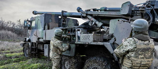 Des soldats ukrainiens servent un camion francais Caesar en Ukraine. Selon les materiels livres a Kiev par ses partenaires, les formations peuvent durer de plusieurs semaines a, bien souvent, plusieurs mois. 