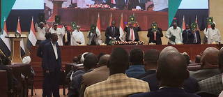  Le 5 décembre 2022, au Palais présidentiel de Khartoum, des représentants de partis politiques et d'organisations civiles signent un accord-cadre avec les auteurs du putsch du 25 octobre 2021. De nombreux partis politiques prodémocratie ou proches de l'ancien régime, ainsi que les comités de résistance de quartier, s'opposent à ce traité issu de négociations peu inclusives.
