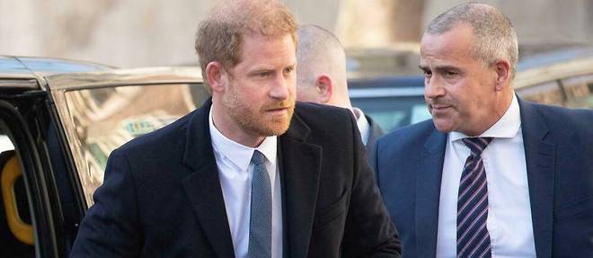 L'apparition, lundi 27 mars, du prince Harry a l'audience de l'editeur du Daily Mail a ete une surprise. Il s'agit de son premier sejour au Royaume-Uni depuis le deces d'Elizabeth II.
