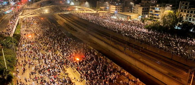 Plusieurs dizaines de milliers de personnes se sont rassemblees a Tel-Aviv, dimanche 26 mars au soir, apres le limogeage du ministre de la Defense, Yoav Gallant, qui avait plaide pour une pause dans la << reforme judiciaire >>.
