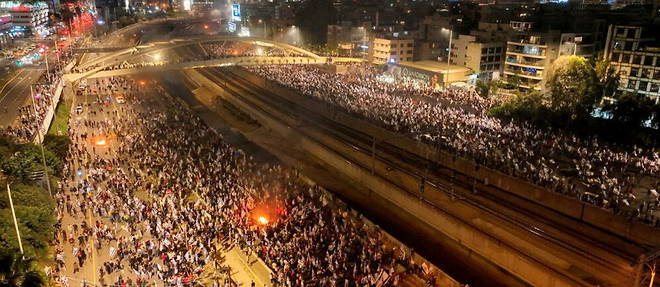 Plusieurs dizaines de milliers de personnes se sont rassembles a Tel-Aviv, dimanche 26 mars au soir, apres le limogeage du ministre de la Defense, Yoav Gallant, qui avait plaide pour une pause dans la << reforme judiciaire >>

