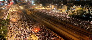 Plusieurs dizaines de milliers de personnes se sont rassemblées à Tel-Aviv, dimanche 26 mars au soir, après le limogeage du ministre de la Défense, Yoav Gallant, qui avait plaidé pour une pause dans la « réforme judiciaire ».
