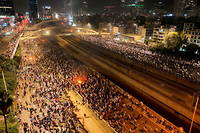 Plusieurs dizaines de milliers de personnes se sont rassemblées à Tel-Aviv, dimanche 26 mars au soir, après le limogeage du ministre de la Défense, Yoav Gallant, qui avait plaidé pour une pause dans la « réforme judiciaire ».
