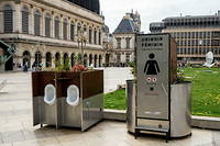 Des urinoires masculins et féminins, place Louis Pradel, à Lyon, en avril 2022.
