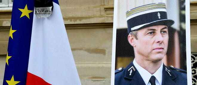 Portait du colonel Arnaud Beltrame lors de l'hommage national qui lui a ete rendu le 28 mars 2018 dans la cour des Invalides.
