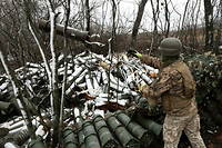 Le ministre des Armees Sebastien Lecornu a annonce mardi que la France livrera desormais 2 000 obus de 155 mm par mois a l'Ukraine.
