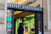 Cinq banques, dont la Societe generale et BNP Paribas, sont soupconnees par le Parquet national financier d'avoir aide leurs clients a echapper a l'impot sur les dividendes.
