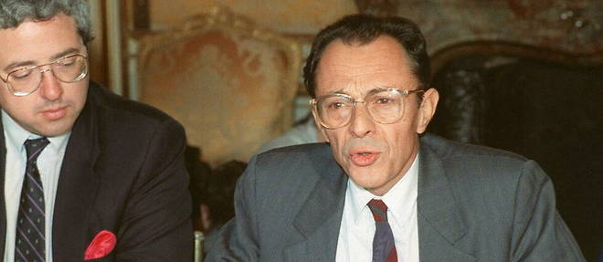 Michel Rocard avec a ses cotes son directeur de cabinet Jean-Paul Huchon, lors de la signature de l'accord de Matignon, le 26 juin 1988.
