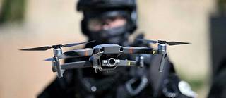 Un policier du Raid met en oeuvre un drone. Photo d'illustration.
