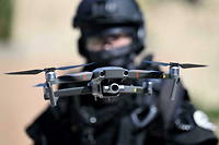 Un policier du Raid met en oeuvre un drone. Photo d'illustration.
