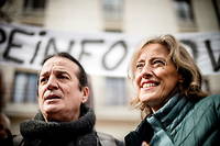 La généticienne Alexandra Henrion-Caude aux côtés du chanteur Francis Lalanne lors d'un rassemblement du groupe Paris pour la liberté, prés des Halles (Paris 1er), le 27 mars 2021.
