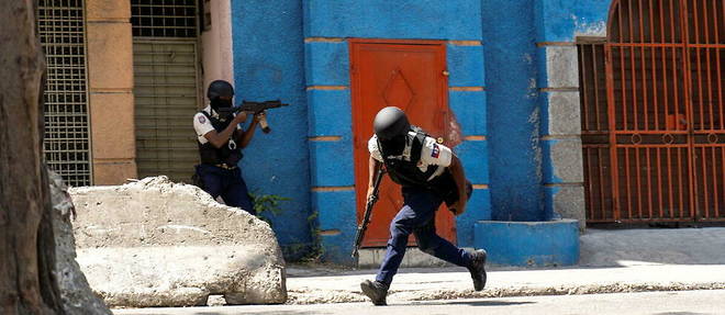 La police haitienne tente de repousser des membres d'un gang dans le centre de Port-au-Prince, le 3 mars 2023.
