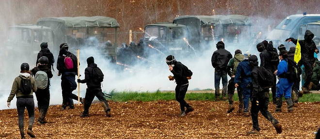 Les affrontements entre manifestants et forces de l'ordre, samedi 25 mars, a Sainte-Soline.
