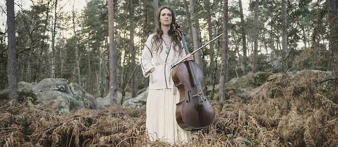 La violoncelliste Olivia Gay joue dans les forets.
