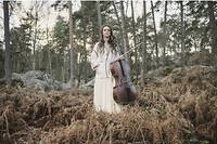 La violoncelliste Olivia Gay joue dans les forêts.
