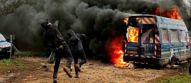  Des activistes radicaux s'en prennent aux forces de l'ordre a Sainte-Soline (Deux-Sevres), le 25 mars. Des vehicules de la gendarmerie sont incendies. 