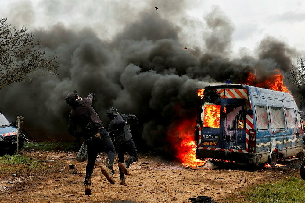 
        Radicaux. Des activistes s'en prennent aux forces de l'ordre a Sainte-Soline (Deux-Sevres), le 25 mars. Des vehicules de la gendarmerie sont incendies.
