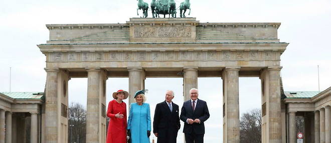 La femme du president allemand, Elke Budenbender, la reine consort Camilla, Charles III et le president allemand Frank-Walter Steinmeier devant la porte de Brandenburg, le 29 mars a Berlin.
