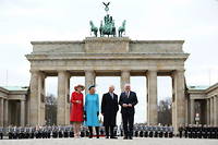 La femme du president allemand, Elke Budenbender, la reine consort Camilla, Charles III et le president allemand Frank-Walter Steinmeier devant la porte de Brandenburg, le 29 mars a Berlin.
