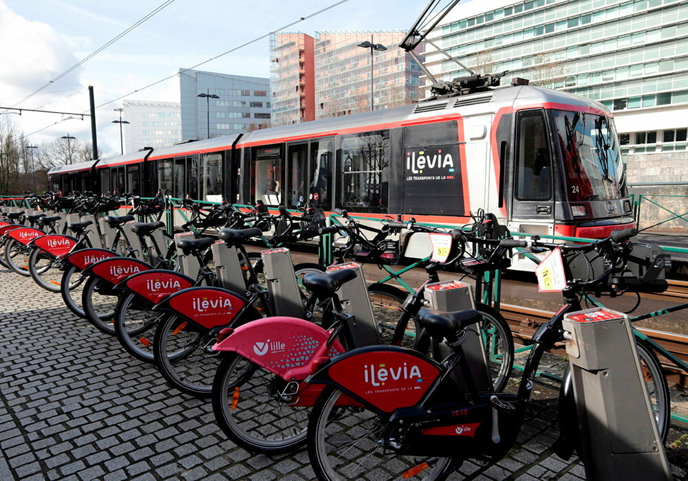 
        Acceleration. Des 2025, 2 nouvelles lignes de tramway seront en construction et 40 nouvelles stations V'Lille installees.