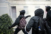 Des membres d'un « black block », lors de la 10e journée de mobilisation contre la réforme des retraites, le 28 mars 2023 à Bordeaux.
