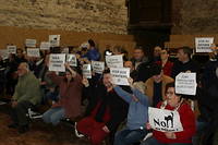 Face au conseil municipal de Honfleur, une cinquantaine d'habitants protestent avec des pancartes contre le trop-plein de constructions.
