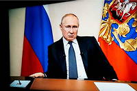 Le president russe Vladimir Poutine, a la television, en mars 2020.
