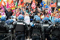 Une centaine de manifestants se sont mobilises a Savines-le-Lac.
