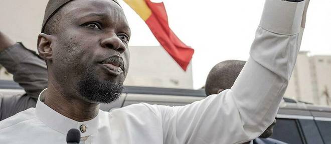 Ousmane Sonko répond aux journalistes depuis son convoi sur le chemin de son procès à Dakar le 16 mars 2023.
