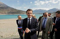 Devant le lac de Serre-Poncon, Emmanuel Macron a presente son plan de sobriete sur l'eau.
