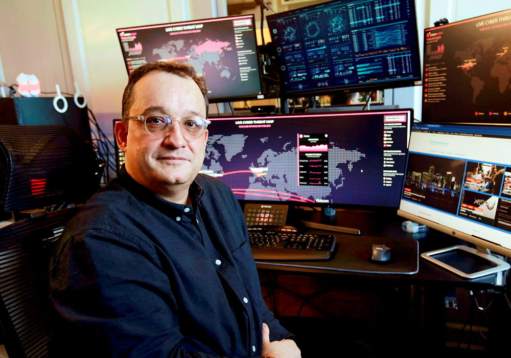 
        Damien Bancal, expert en delinquance informatique, fondateur de Zataz.com, site d'information sur la cybersecurite. 
