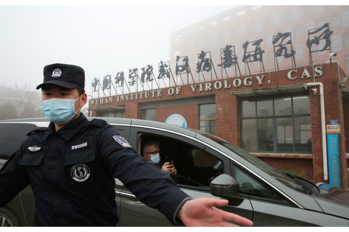 Un soldat monte la garde devant l'Institut de virologie de Wuhan, la ville ou ont ete detectes les premiers cas de Covid.
