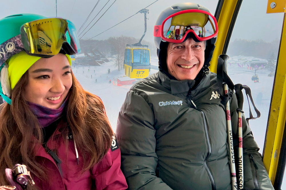 
        Champion. Henri Giscard d'Estaing et une skieuse au Club Med Tomamu, un des trois << villages >> de neige japonais.
