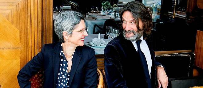  Discussion impromptue entre Sandrine Rousseau et Frederic Beigbeder a la brasserie du Dome, a Paris, le 20 mars.   (C)Alexandre ISARD / PASCO