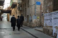 Des juifs ultraorthodoxes marchent dans les ruelles du quartier de Mea Shearim a Jerusalem. Mea Shearim est un des plus vieux quartiers de Jerusalem. Les Haredim qui y vivent refusent de respecter les regles de prevention face au coronavirus. (Photo by Laurent Perpigna Iban / Hans Lucas / Hans Lucas via AFP)
