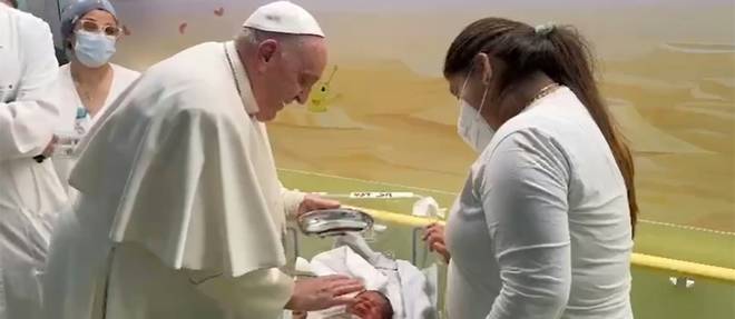 Hospitalise, le pape fait une visite surprise a des enfants malades