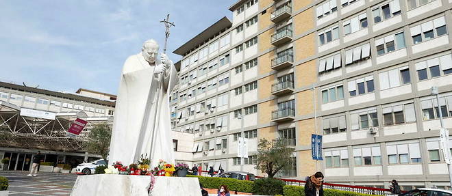 Une statue du pape Jean-Paul II devant l'hopital Gemelli, ou est hospitalise le pape Francois.
