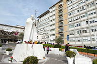 Une statue du pape Jean-Paul II devant l'hopital Gemelli, ou est hospitalise le pape Francois.
