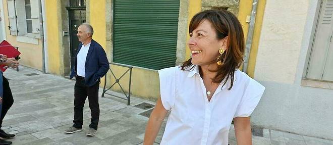 Carole Delga dans les rues de Foix, en juin 2022, quelques jours avant les elections legislatives.
