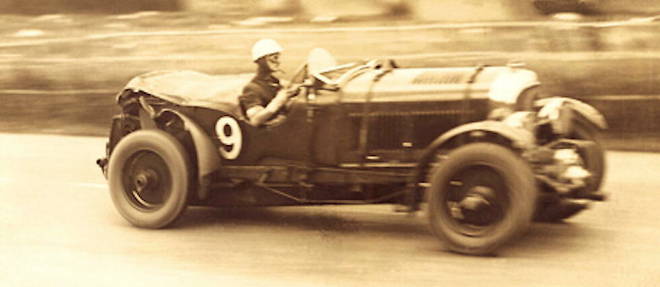 Tim Birkin au volant de l'une des Bentley Blower de sa conception en 1930.
