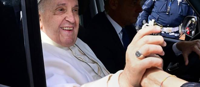 "Je suis encore vivant": le pape quitte l'hopital en bonne forme