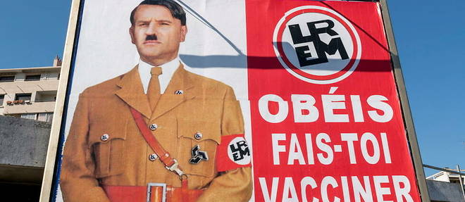 En 2020, a Toulon, en pleine crise du Covid, une campagne antivax assimile Macron a Hitler. 