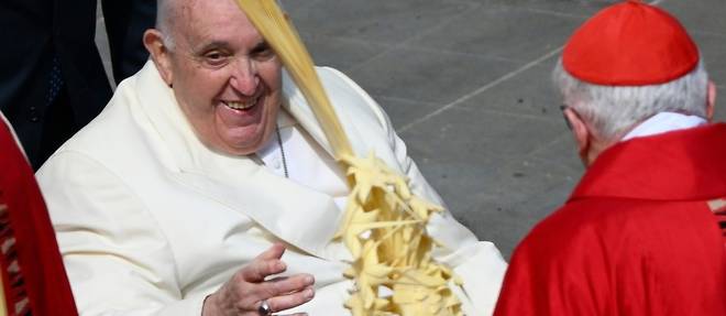 Le pape, tout juste sorti de l'hopital, remercie les fideles pendant la messe des Rameaux