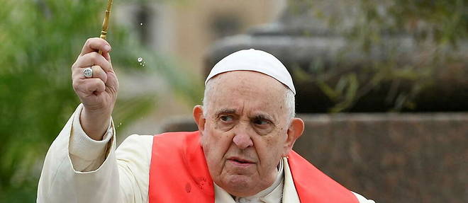 Le pape Francois est apparu sur la place Saint-Pierre dimanche pour celebrer la messe des Rameaux, evenement important du calendrier chretien. 
