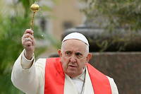 Le pape Francois est apparu sur la place Saint-Pierre dimanche pour celebrer la messe des Rameaux, evenement important du calendrier chretien.
