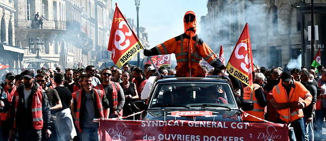 Pour la 11e journee de manifestation contre la reforme des retraites, a Bordeaux, les manifestants etaient 60 000 selon l'intersyndicale, moins de 10 000 selon la prefecture de la Gironde.
