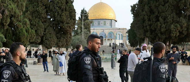 Les forces de securite israeliennes dans l'enceinte de la mosquee al-Aqsa, egalement connue sous le nom de mont du Temple pour les Juifs, a Jerusalem, le 9 avril 2023.

