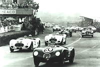 La Type C de l'equipage Walker/Whitehead vole vers la premiere victoire Jaguar aux 24 Heures du Mans en 1951.
