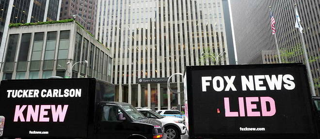 Activists from the Media Matters group deployed mobile billboards in front of the premises of Fox News, on the eve of the opening of the trial of the conservative chain, accused of defamation by the company Dominion.
