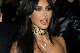 « Le corps de Kim Kardashian (ici à Milan, en février 2023), par exemple, n’est atteignable qu’au moyen de la chirurgie esthétique », explique la journaliste Ariane Riou co-autrice de <em>Génération bistouri</em>.
